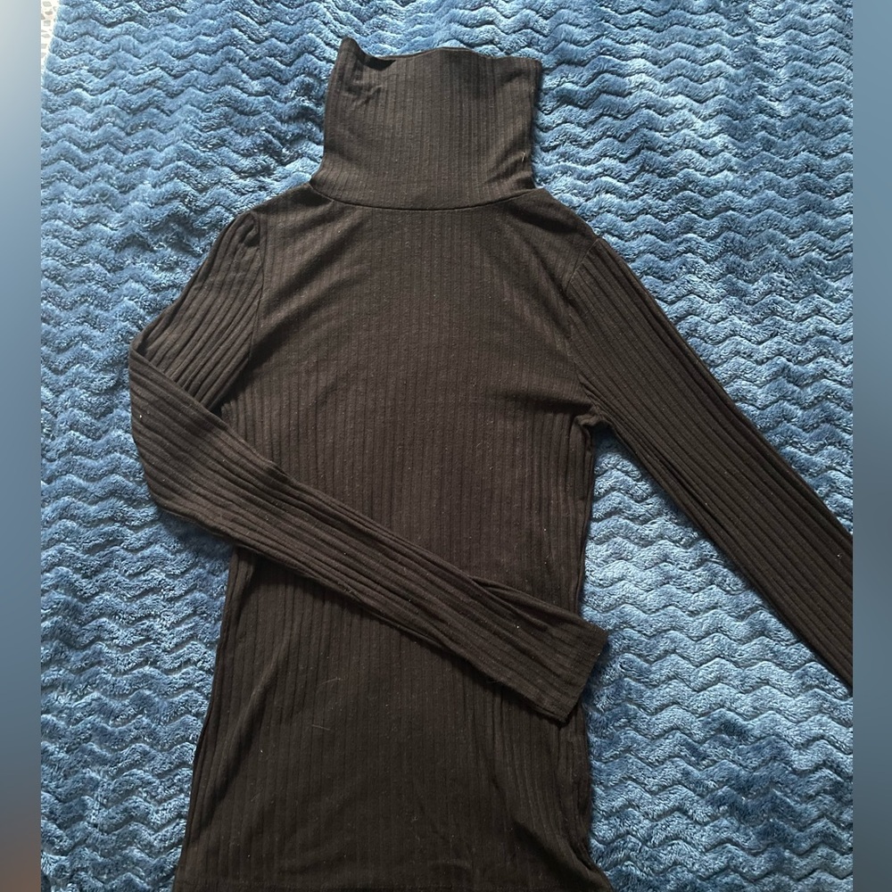 black turtlneck with details